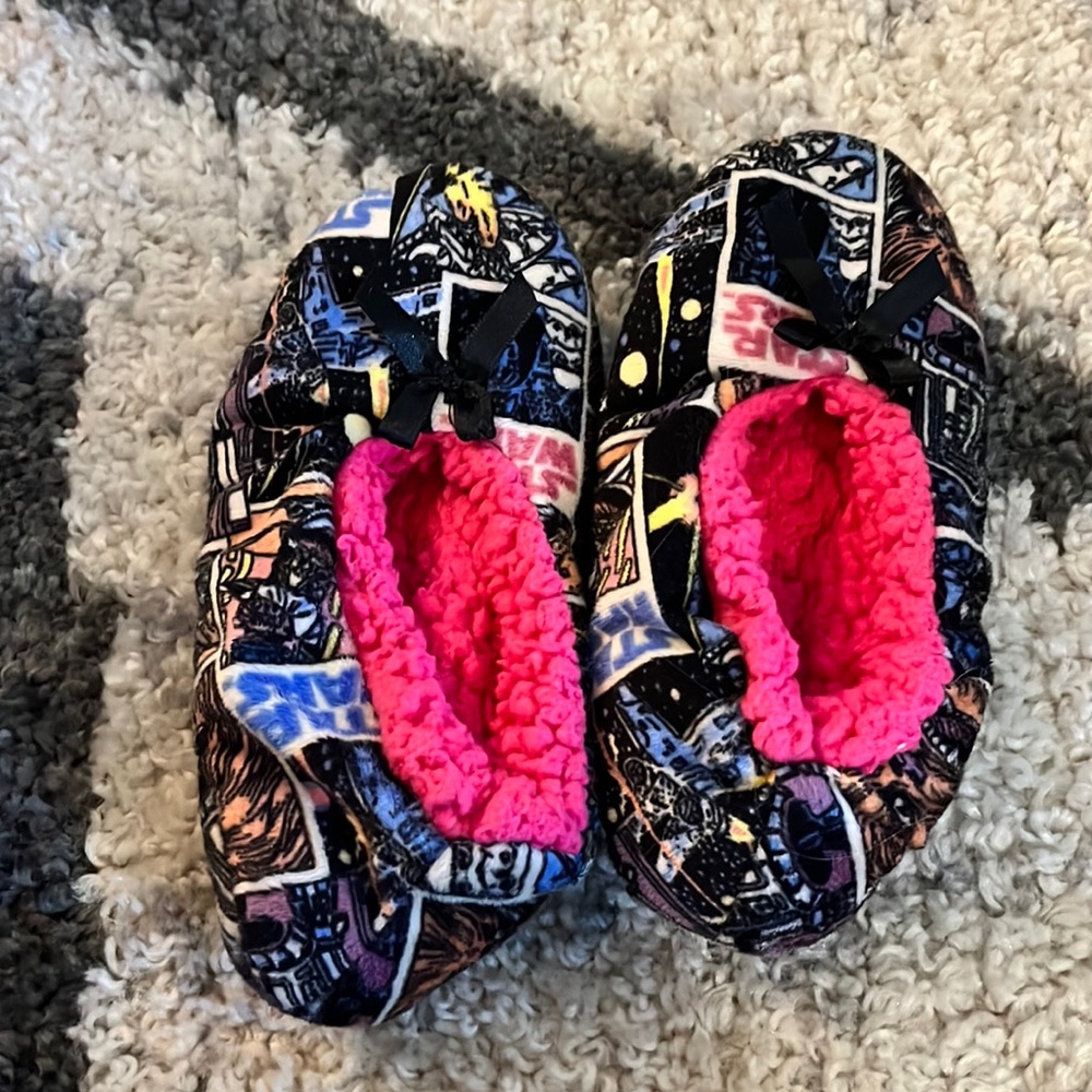 Star Wars slippers for kids. Girls size 3. Brand is OLFL.